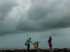 Mandous Cyclone: तस्वीरों में देखें मैंडूस तूफान ने तमिलनाडु में कितनी मचाई तबाही, पानी में बह गईं दुकानें