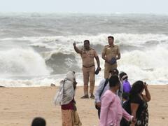 Mandous Cyclone: तस्वीरों में देखें मैंडूस तूफान ने तमिलनाडु में कितनी मचाई तबाही, पानी में बह गईं दुकानें