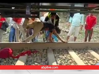 चलती ट्रेन के नीचे लटक कर सफर कर रहा था शराबी, Video देख सिर चकरा जाएगा