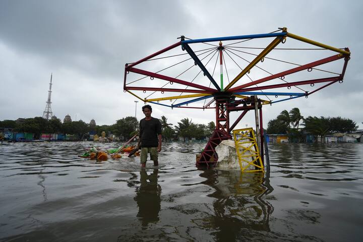 मंदोस चक्रीवादळ शनिवारी पहाटे दोन वाजता चेन्नईच्या किनारपट्टीवर धडकलं. चक्रीवादळानं समुद्र किनाऱ्यावर तांडव घातलं. चक्रीवादळामुळे तामिळनाडूमध्ये चार जणांचा मृत्यू झालाय.