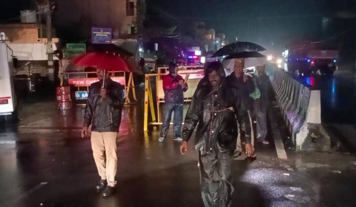 மாண்டஸ் புயலையொட்டி நேற்று, மரக்காணம் கிழக்கு கடற்கரை சாலை சீல் வைக்கப்பட்டது