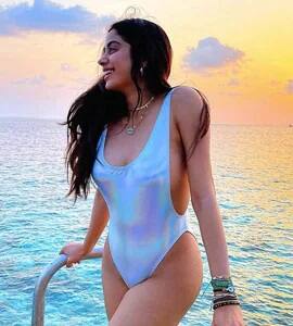 जान्हवी कपूर - जान्हवी कपूर अक्सर बिकिनी में अपना परफेक्ट फिगर फ्लॉन्ट करती नजर आती हैं. उनका ये ब्लू मोनोकिनी लुक भी सोशल मीडिया पर काफी दिन तक छाया रहा था.