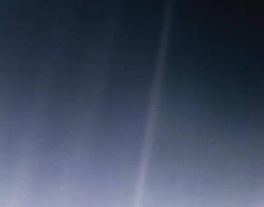 1990માં વોયેજર 1 અવકાશયાને પૃથ્વીની સૌથી દૂરની તસવીર લીધી હતી. આ તસવીર 6 અબજ કિલોમીટર દૂરથી લેવામાં આવી હતી. આ ચિત્રને પેલ બ્લુ ડોટ કહેવામાં આવે છે. એક તરફ જ્યારે વાદળી આરસ ચિત્ર પૃથ્વીની નાજુક સ્થિતિને જાહેર કરે છે જ્યારે આછા વાદળી ટપકાંનું ચિત્ર બ્રહ્માંડમાં પૃથ્વીના મહત્વને રેખાંકિત કરે છે.