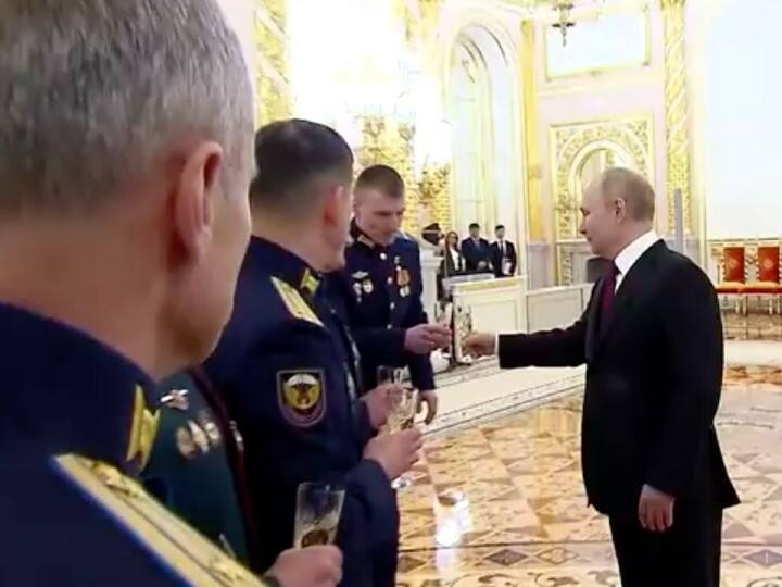 हाथों में शैंपेन का ग्लास और जुबां पर यूक्रेन के लिए कड़वाहट! कुछ इस अंदाज में नजर आए रूसी राष्ट्रपति पुतिन, देखें वीडियो