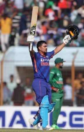 রেকর্ড গড়ে দ্বিশতরান হাঁকালেন ঈশান কিষাণ।  মাত্র ১২৬ বলে দ্বিশতরান করেন তিনি।