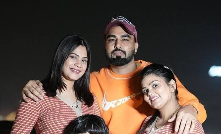 একসঙ্গে ঘরকন্নাই নয় শুধু, একসঙ্গে পরিবারের সদস্যও বৃদ্ধি করছেন তাঁরা। কারণ দু’জনে একই সঙ্গে সন্তানসম্ভবা। তাতে রেষারেষি, হিংসা তো দূর, বরং রং, নকশা মিলিয়ে জামা পরে ছবিও তুলছেন তাঁরা।