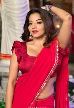 In Pics: लाल साडीमध्ये कसली भन्नाट दिसतेय मोनालिसा, हॉटनेसचा जलवा