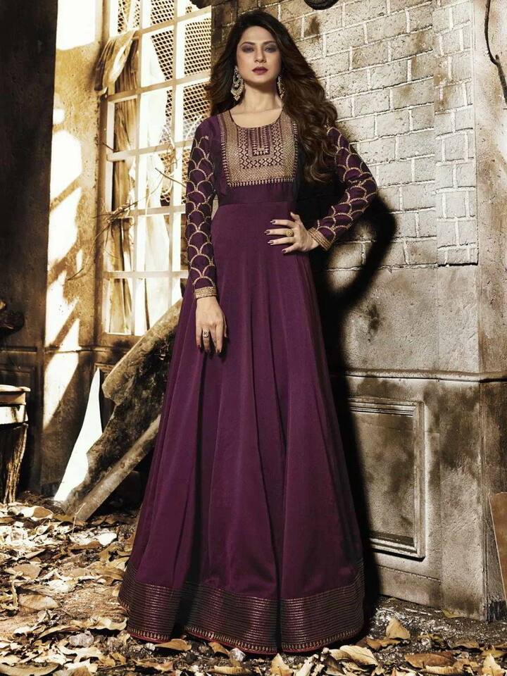 जेनिफर का ये अनारकली सूट भी किसी पार्टी फंक्शन के लिए बहुत ही परफेक्ट चॉइस है. इसे आप अपने हिसाब से स्टाइल कर सकती हैं