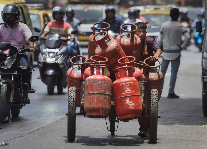 LPG বিমা কভারে ৫০ লক্ষ টাকা পর্যন্ত বিমা করা হয়। গ্যাস সিলিন্ডারের কারণে যেকোনও দুর্ঘটনায় জীবনের সঙ্গে সম্পত্তির ক্ষতি হচ্ছে। গ্যাস সংযোগের পাশাপাশি, আপনি ৪০ লক্ষ টাকার দুর্ঘটনাজনিত বিমা পান।
