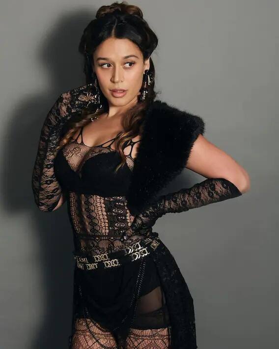 Krishna Shroff Pics: બૉલીવુડ એક્ટર ટાઇગર શ્રોફની બહેન કૃષ્ણા શ્રોફ હંમેશા પોતાના લૂકને લઇને ચર્ચામાં રહે છે. તાજેતરમાં જ તેને પોતાની એકદમ બૉલ્ડ તસવીરો સોશ્યલ મીડિયા પર શેર કરી છે, જે ખુબ વાયરલ થઇ રહી છે.