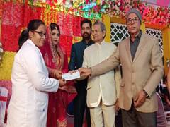 बिहार के रिटायर्ड शिक्षक ने बेटे की शादी में जरूरतमंद छात्राओं को दी एक लाख की राशि, दहेज लेने से किया मना