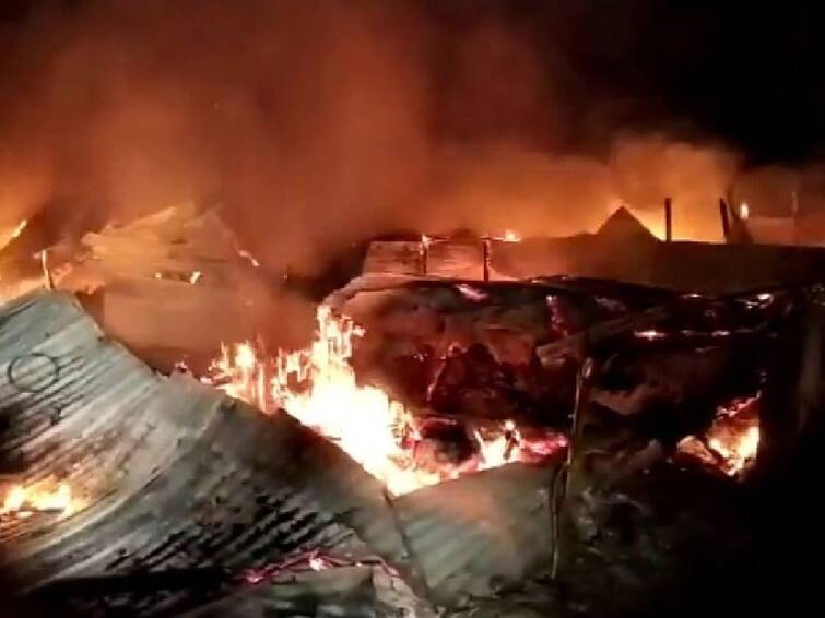 Guwahati: Massive Fire in Fatasil Ambari Guts Over 150 Houses 100 cylinders bursts Guwahati Fire Accident: கவுகாத்தியில் திடீர் தீ விபத்து; வெடித்து சிதறிய சிலிண்டர்கள்...! 100க்கும் மேற்பட்ட குடிசைகள் எரிந்து நாசம்..