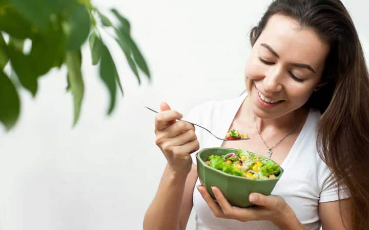 प्लांट बेस्ड फूड भी लोगों ने खूब फॉलो किया. ये वजन घटाने में मदद करते हैं. इसमें फल सब्जियां, साबुत, अनाज, फलियां, दालें शामिल है. ये ज्यादातर शाकाहारी लोग ही करते हैं.