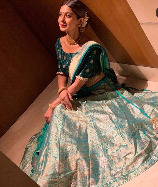 ग्रीन रंग का ये सिल्क फैबरिक में लहंगा भी शादी के फंक्शन के लिए बिलकुल पर्फेक्ट है..जेनिफर ने बन बनाकर गजरा लगा कर लुक को कंप्लीट किया है. ये एक तरह का साउथ इंडियन टच दे रहा है. आप चाहें तो आप भी इस तरह से स्टाइल कर सकती हैं.