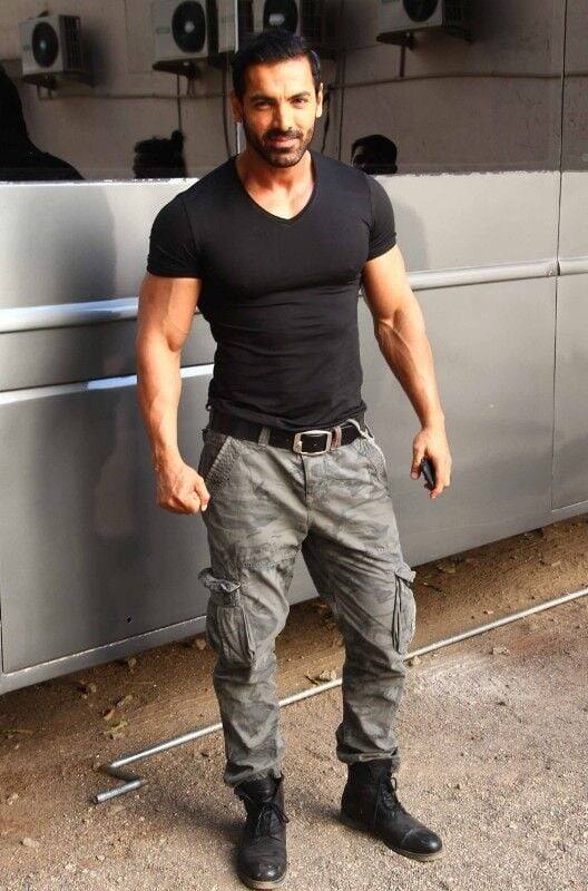 जॉन अब्राहम – एक्टर जॉन अब्राहम को पैर हिलाने की बेहद ही अजीब आदत है. जिसकी वजह से अक्सर उनके दोस्त और फैमिली के लोग उनसे नाराज भी हो जाते हैं.