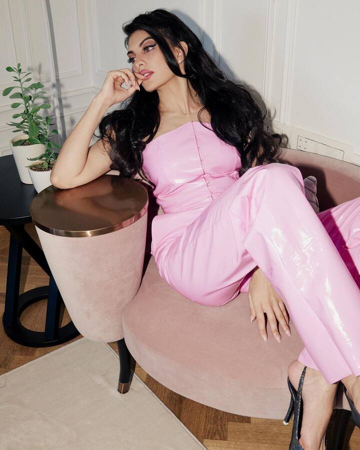 'అల్లాదీన్’ సినిమాతో బాలీవుడ్‌ లో ఎంట్రీ.Photo Credit@Jacqueline Fernandez/Instagram