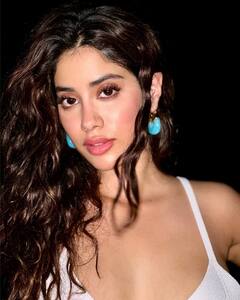 Janhvi Kapoor Photos: व्हाइट ड्रेस पहन जान्हवी कपूर ने पानी के बीच दिए कातिलाना पोज, तस्वीरें देख फैंस को आई श्रीदेवी की याद
