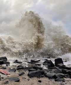 Cyclone Mandous: புதுச்சேரியை புரட்டிய மாண்டஸ் புயலின் புகைப்பட தொகுப்பு!
