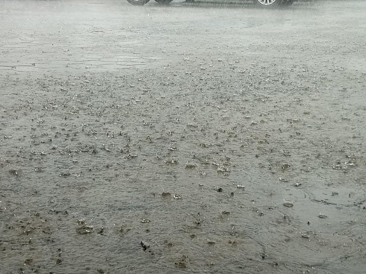 கரூர் மாவட்டத்தில் விட்டு விட்டு சாரல் மழை - 37.20 மில்லி மீட்டர் மழைப் பதிவு