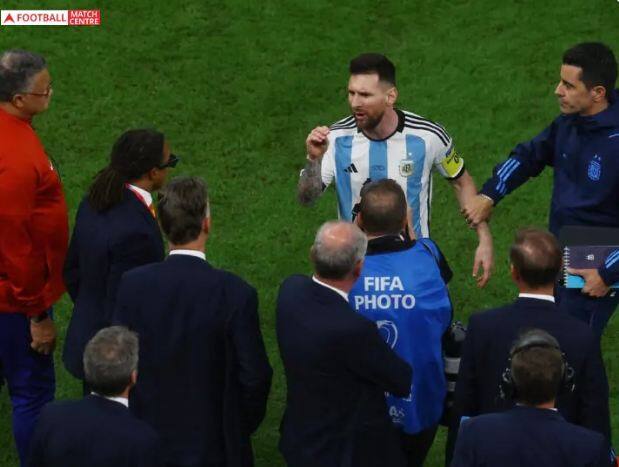 fifa wc 2022 lionel messi furious hand gesture towards netherlands coach louis van gaal after argentina win video viral Watch: ਅਰਜਨਟੀਨਾ ਦੀ ਜਿੱਤ ਤੋਂ ਬਾਅਦ ਨਰਾਜ਼ ਨਜ਼ਰ ਆਏ ਲਿਓਨਲ ਮੇਸੀ, ਨੀਦਰਲੈਂਡ ਦੇ ਕੋਚ Louis Van Gaal 'ਤੇ ਜੰਮ ਕੇ ਕੱਢੀ ਭੜਾਸ