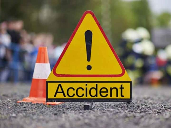 Maharashtra News Five students died many injured in car accident in Nashik Nasik Accident: तेज रफ्तार बेकाबू कार डिवाइडर से टकराई, शादी से लौट रहे 5 छात्रों की मौत, कई घायल