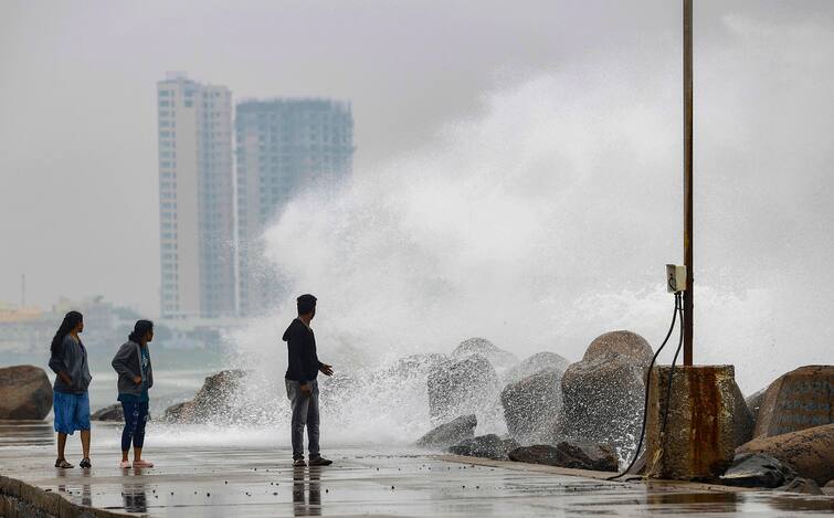 Cyclone Mandous Weakens Into A Depression Leaving Many Places In Chennai Waterlogged Cyclone Mandous:মাঝরাতে তামিলনাড়ুর উপকূলে তাণ্ডব চালিয়ে শক্তিক্ষয় 'মান্দাস'-র, পরিণত হল নিম্নচাপে