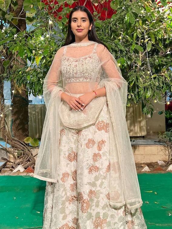 बहन की शादी में छाईं चारु, लहंगा लुक्स वायरल