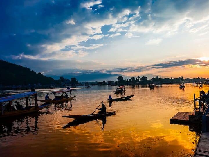 वैसे तो भारत में एक से बढ़कर एक घूमने के लिए खूबसूरत जगह है, जो आपका यकीनन मन मोह लेगा, लेकिन इन पंच जगहों के सूर्यास्त जैसा कुछ भी नहीं है.. देखिए तस्वीरें