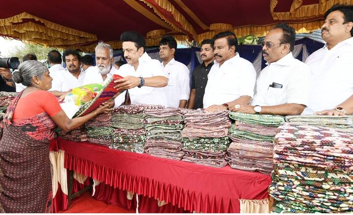உதவிகள் வழங்கும் முதலமைச்சர், அமைச்சர்கள்