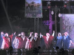 Kashmir: Illuminated Shikaras, Dance Performances At Dal Lake During Houseboat Festival — IN PICS