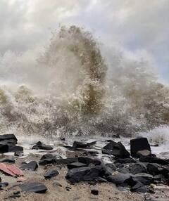 மாண்டஸ் புயலால் பாதிக்கப்பட்ட இடங்களின் புகைப்படங்கள்...