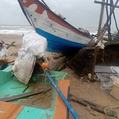 மாண்டஸ் புயலால் பாதிக்கப்பட்ட இடங்களின் புகைப்படங்கள்...