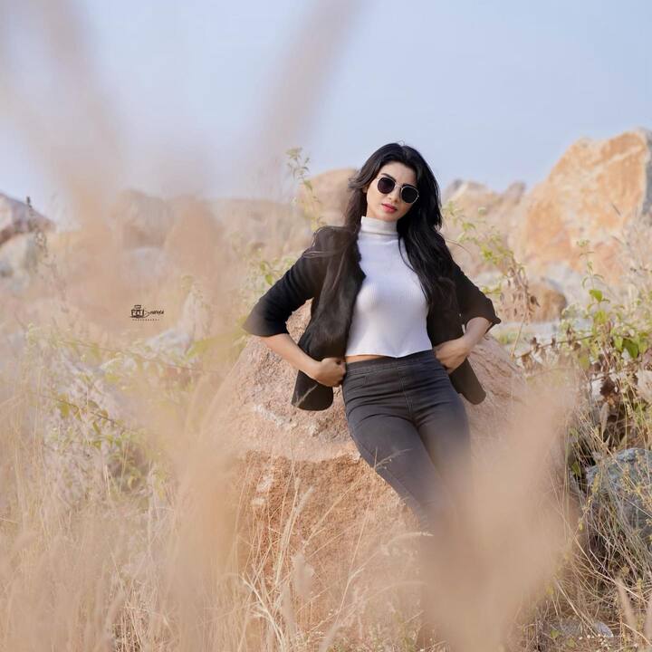 వర్ష రౌడీ బేబీలా రెడీ అయి అదిరపోయేలా ఫోజులిచ్చింది. -Image Credit: Jabardasth Varsha/Instagram