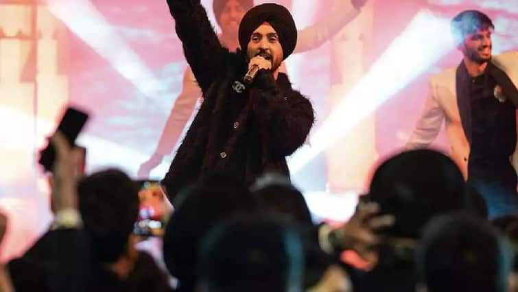 diljit-dosanjh-and-angad-bedi-share-a-special-moment-from-their-concert-in-mumbai Diljit Dosanjh: ਦਿਲਜੀਤ ਦੋਸਾਂਝ ਨੇ ਮੁੰਬਈ ਕੰਸਰਟ ‘ਚ ਪਾਈਆਂ ਧਮਾਲਾਂ, ਬਾਲੀਵੁੱਡ ਕਲਾਕਾਰਾਂ ਵੀ ਹੋਏ ਸ਼ੋਅ ‘ਚ ਸ਼ਾਮਲ, ਦੇਖੋ ਵੀਡੀਓ