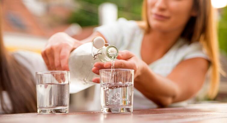 Position of Drinking Water: Standing or sitting... Know the right way to drink water, this should be the position Position of Drinking Water : ਖੜ੍ਹੇ ਹੋ ਕੇ ਜਾਂ ਬੈਠ ਕੇ... ਜਾਣੋ ਪਾਣੀ ਪੀਣ ਦਾ ਸਹੀ ਤਰੀਕਾ, ਇਹ ਹੋਣੀ ਚਾਹੀਦੀ ਪੁਜੀਸ਼ਨ