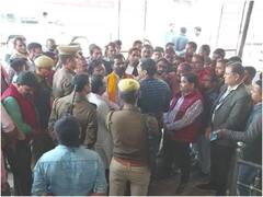 श्रावस्ती : GST टीम की ताबड़तोड़ छापेमारी खौफ में व्यापारी, टीम को घेर जमकर किया हंगामा