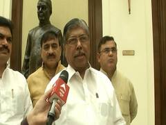 Maharashtra: बीजेपी नेता चंद्रकांत पाटिल के ऊपर फेंकी गई स्याही, विवादास्पद बयान पर मचा है हंगामा