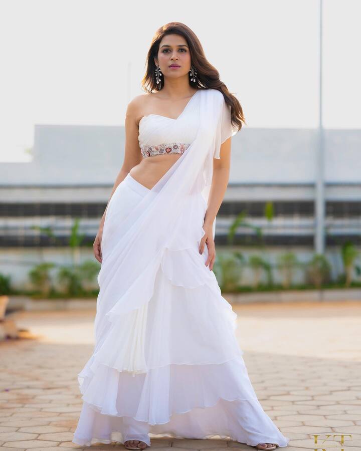 ముంబయి బ్యూటీ శ్రద్ధా దాస్ కి స్టార్ హీరోయిన్ క్రేజ్ లేకపోయినా తనకంటూ స్పెషల్ ఫాలోయింగ్ సంపాదించుకోవడంలో సక్సెస్ అయింది.స్టార్ హీరోస్ మూవీస్ లో గ్లామర్ రోల్స్ లో కనిపించి మతిపోగొట్టేస్తుంటుంది.