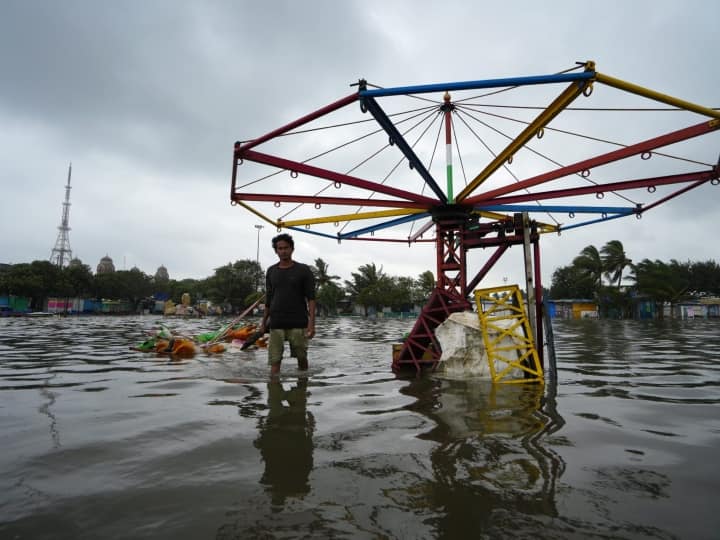 Mandous Cyclone: मैंडूस चक्रवात तूफान ने नौ और 10 दिसंबर की मध्यरात्रि को 70 किलोमीटर प्रति घंटे की रफ्तार से तट को पार किया. इससे अब तक चार लोगों की मौत भी हो चुकी है.