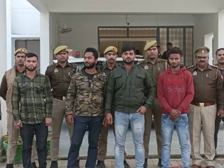 UP News Miscreants absconded after robbing a car four accused arrested in Kaushambi ANN Kaushambi News: फिल्मी स्टाइल में शख्स से कार लूटकर हुए थे फरार, अब मुठभेड़ के बाद चार आरोपी गिरफ्तार