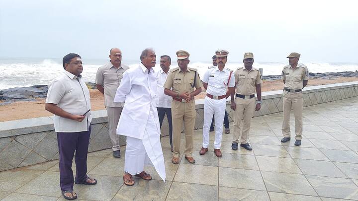 புயல் முன்னெச்சரிக்கை நடவடிக்கை குறித்து ஆலோசனை செய்த புதுச்சேரி முதல்வர் ரங்கசாமி