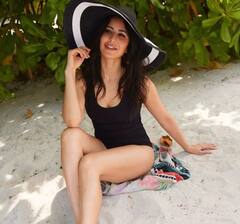 Deepika Padukone से पहले बी-टाउन की इन हसीनाओं ने मोनोकिनी में फ्लॉन्ट किया परफेक्ट फिगर, तस्वीरें बना देंगी दीवाना