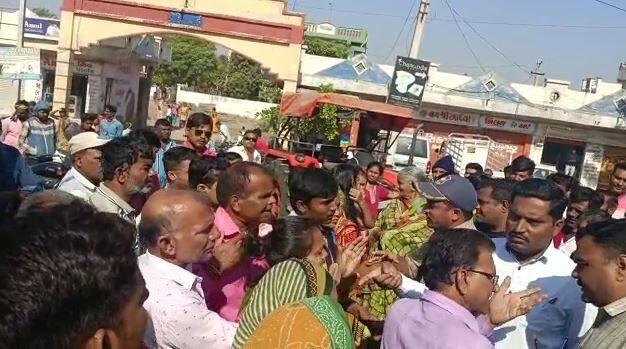 Surendranagar: locals went on a rampage for not getting basic facilities In Wadwan સુરેન્દ્રનગર:  વઢવાણમાં સ્થાનિકોએ  પ્રાથમિક સુવિધાઓ ન મળતા ચક્કાજામ કર્યો