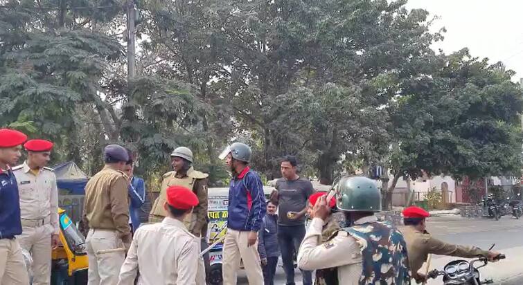 Bihar News: Policeman Beats Teenage Boy as They Caught Him Without Helmet in Traffic Checking ann Bihar News: औरंगाबाद में सड़क पर पुलिसवालों ने किशोर को पीटा, बिना हेलमेट के पकड़ा, लाठी-डंडे लेकर दौड़े कर्मी
