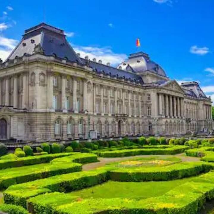 রয়্যাল প্যালেস অফ ব্রাসেলস, বেলজিয়াম: ব্রাসেলসের রয়্যাল প্যালেস হল স্থাপত্যের অন্যতম আকর্ষণীয় এবং বেলজিয়ামের রাজতন্ত্রের প্রতীক। এটি ব্রাবান্টের প্রাক্তন প্রাসাদ ডিউকসের জায়গায় নির্মিত হয়েছিল। প্রতি গ্রীষ্মে এই প্রাসাদের দরজা পর্যটকদের জন্য খুলে যায়। এতে প্রবেশ একেবারে বিনামূল্যে। ১৮৩১ সালের পর এটি সরকারি রাজকীয় বাসভবন হিসাবে বন্ধ হয়ে যায়।