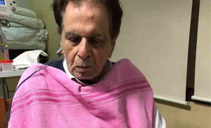 ২০২১ সালের ৭ জুলাই মুম্বইয়ের হাসপাতালে শেষ নিঃশ্বাস ত্যাগ করেন দিলীপ কুমার। দীর্ঘদিন ধরে অসুস্থ ছিলেন। বার্ধক্যজনিত অসুস্থতা ছিলই, ক্য়ানসার রোগীও ছিলেন। তাঁর প্রয়াণে গোটা উপমহাদেশে শোকের ছায়া নেমে আসে। পদ্ম বিভূষণ, পদ্মভূষণ, দাদাসাহেব ফালকে-সহ দেশ-বিদেশে অজস্র সম্মান পেয়েছেন দিলীপকুমার।