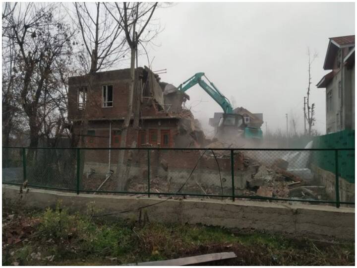 Jaish-e-mohammed terrorist Ashiq Nengroo house demolished in Jammu Kashmir जम्मू कश्मीर में गिराया गया जैश के आतंकी कमांडर का घर, पाकिस्तान से चलाता है सिंडिकेट, पुलवामा हमले में भी था शामिल