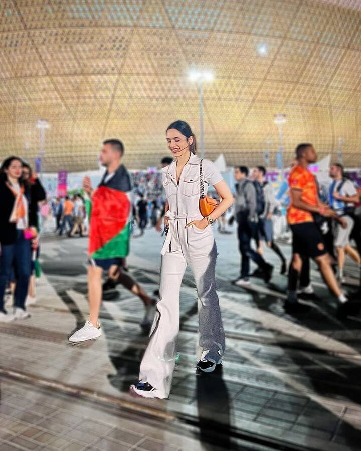 આ તસવીરમાં માનુષી છિલ્લર સફેદ જમ્પસૂટમાં જોવા મળી હતી