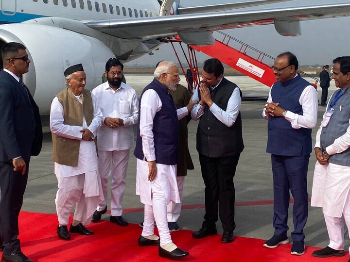 PM Narendra Modi interacts with deputy CM Devedra Fadnavis while welcoming the PM in Nagpur, Maharashtra. (Source: Twitter/PMO)