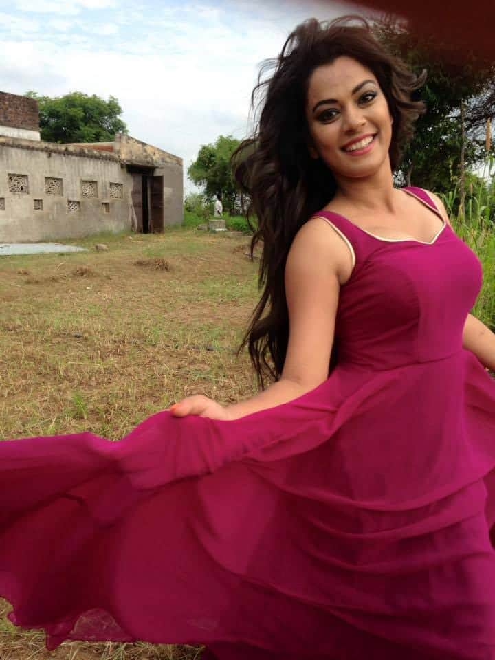 निधि झा को फिल्मी दुनिया में लूलिया के नाम से जाना जाता है. एक्ट्रेस की तगड़ी फैन फॉलोइंग उनसे जुड़ी हर खबर जानने के लिए बेताब रहती है.